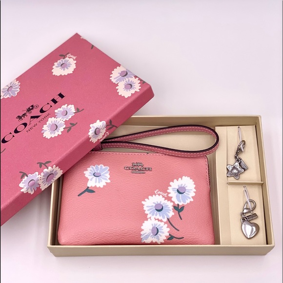 Coach Handbags - Coach Boxed Corner Zip Wristlet With Daisy Print